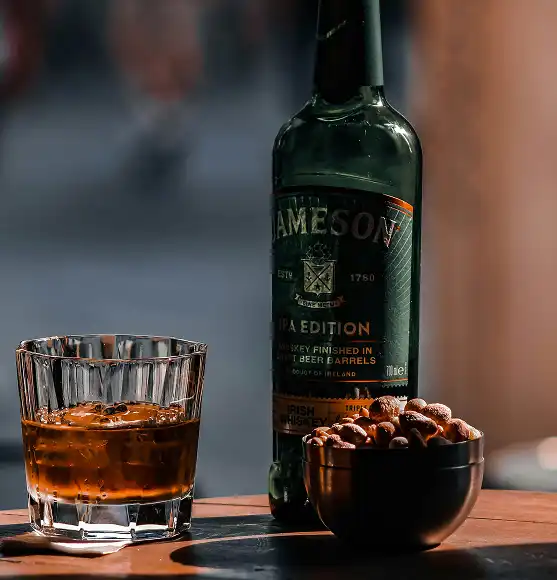 Jameson Ipa Edition boca irskog viskija sa čašom. irish whiskey