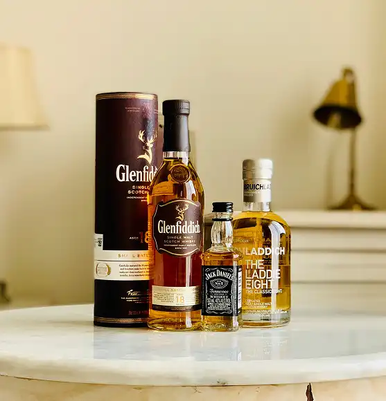 različite boce viskija na stolu. whisky bottles