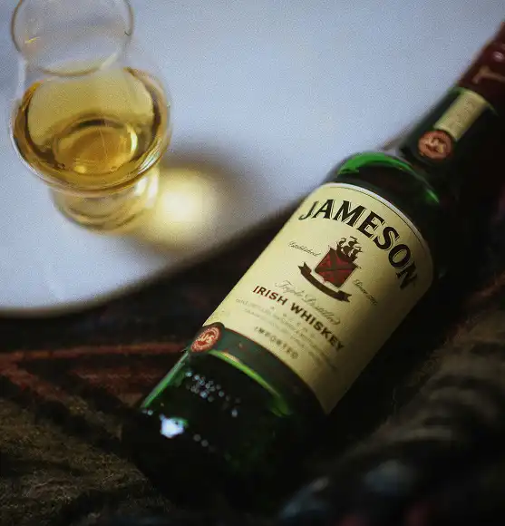 jameson irski viski boca i čaša. irish whisky