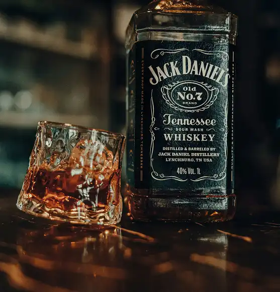 Jack Daniel's tennessee whiskey boca sa čašom. američki whiskey