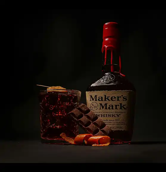 Maker's Mark Kentucky Straight Bourbon boca, čaša i dekoracija. američki whiskey