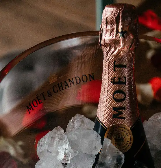 vrh boce Moet & Chandon champagne u posudi sa ledom, spreman za posluživanje