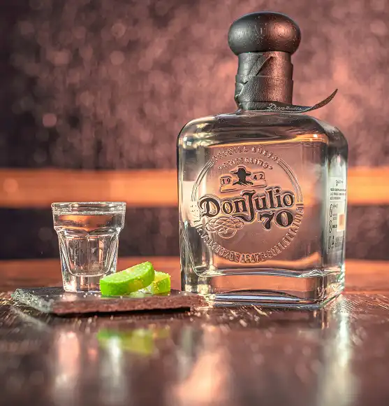 boca Don Julio Anejo 70 tequila i čašica kraj koje su dvije kriškice limete