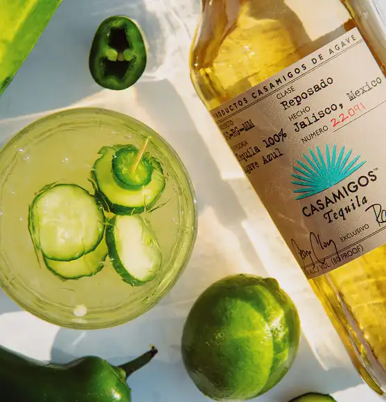 boca casamigos reposado tequila sa čašom u kojoj je limeta. tekila i dekoracija