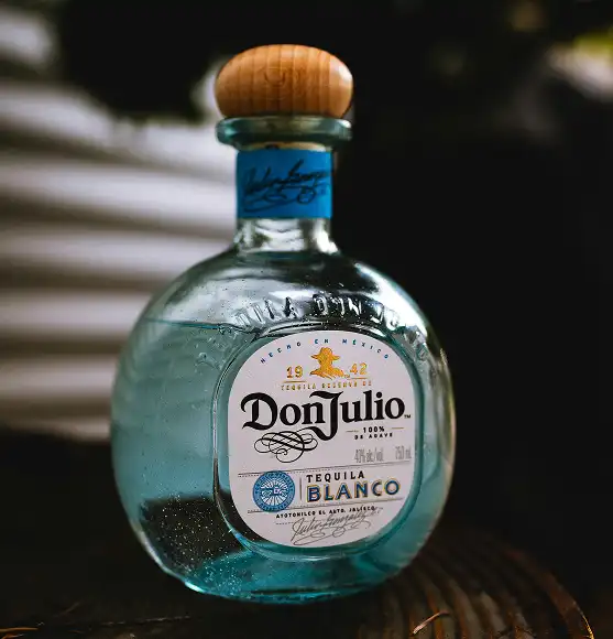boca tekile na tamnoj podlozi. don Julio Blanco tequila