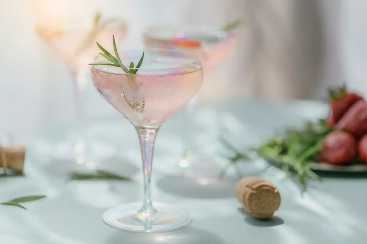 lijepo ukrašeni gin tonik u copa čaši sa jagodama