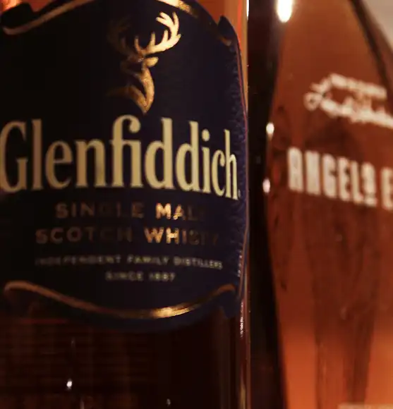 izbliza prikazana etiketa Glenfiddich single malt whisky