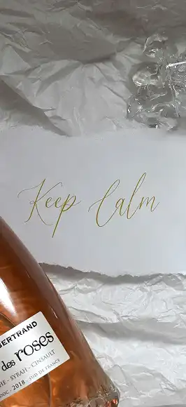 keep-calm natpis keep calm, na dnu lijevo dio boce
