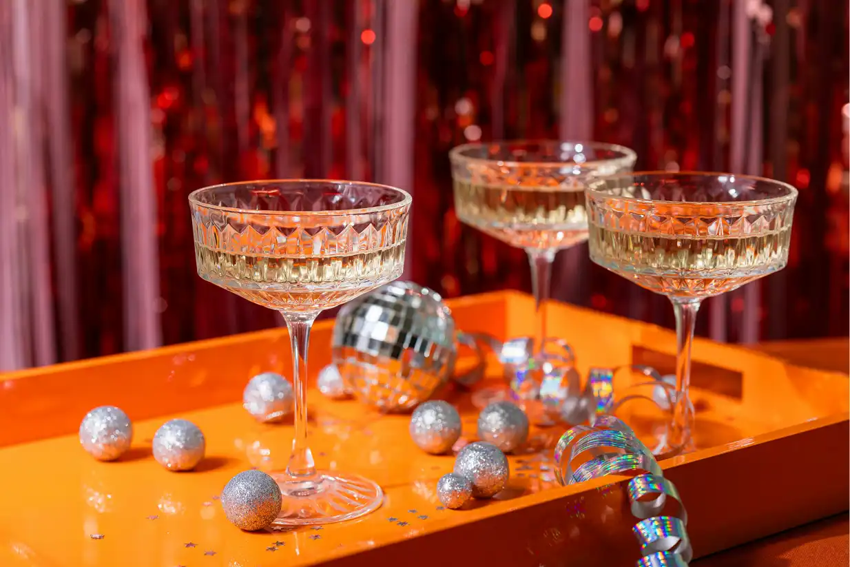 tri čaše champagne uz party ukrase