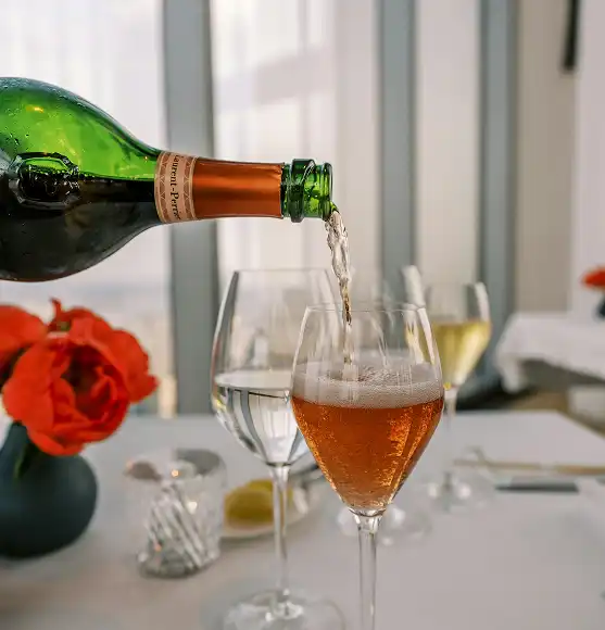 posluživanje champagne na stolu boca Laurent-Perrier Cuvée Rosé Champagne