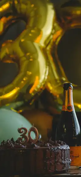 rođendanska-proslava-champagne torta i balon za rođendansku proslavu i champagne boca