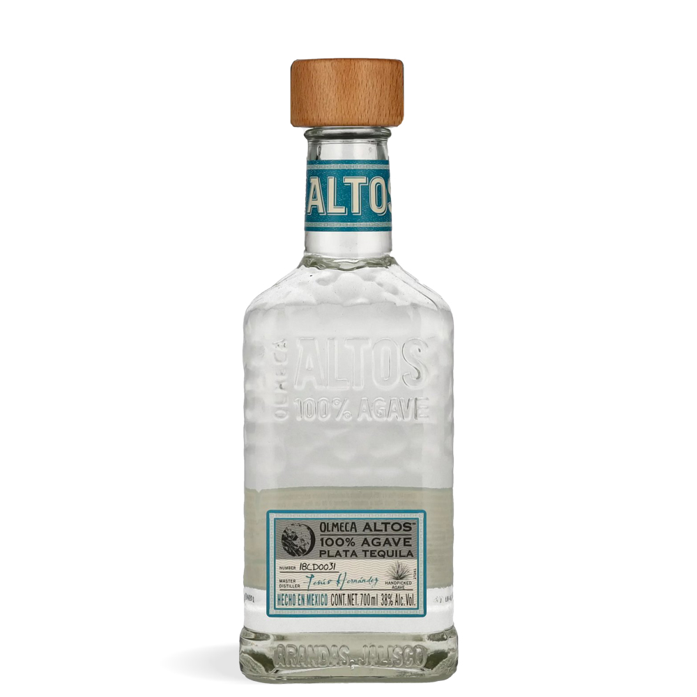 Prozirna boca Olmeca Altos Tequila Plata s plavom etiketom, postavljena na svijetloj podlozi