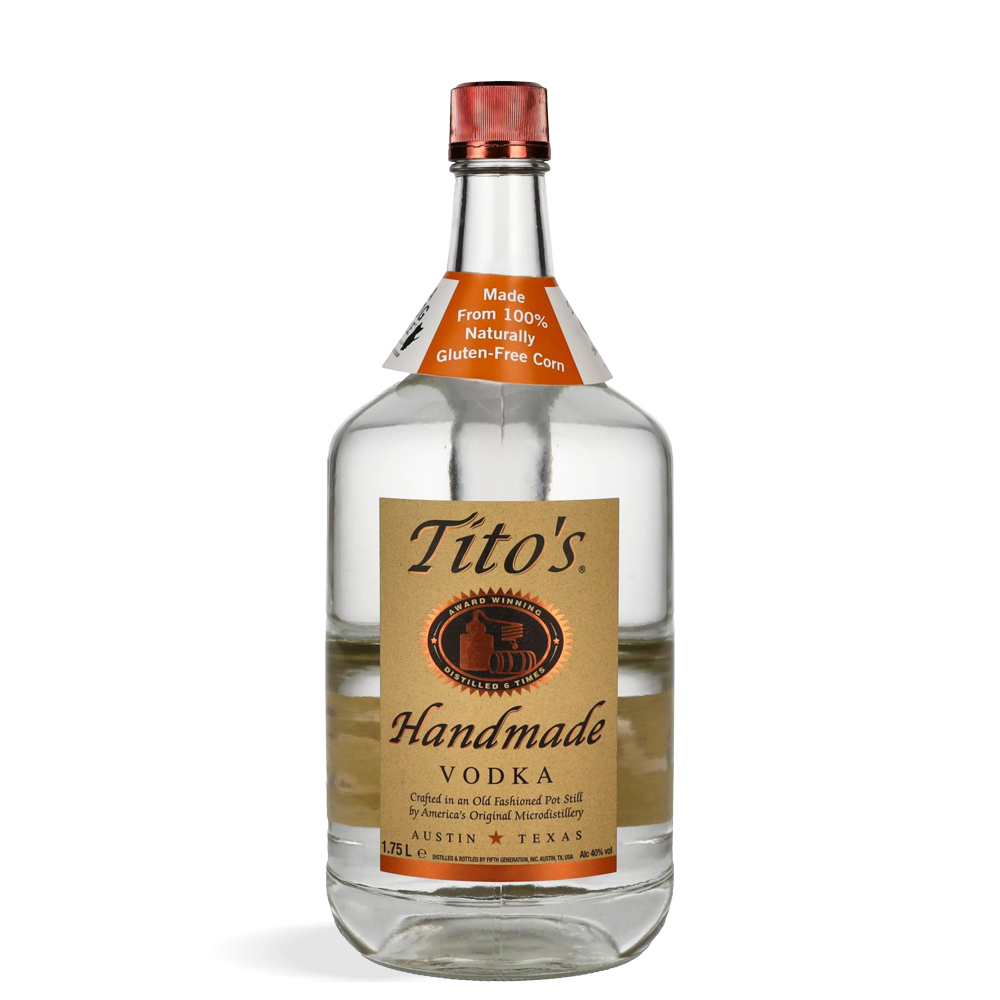 Staklena boca Tito’s Handmade Vodka 1,75 L s prepoznatljivom etiketom i bakrenim čepom, prikazana na svijetloj podlozi.