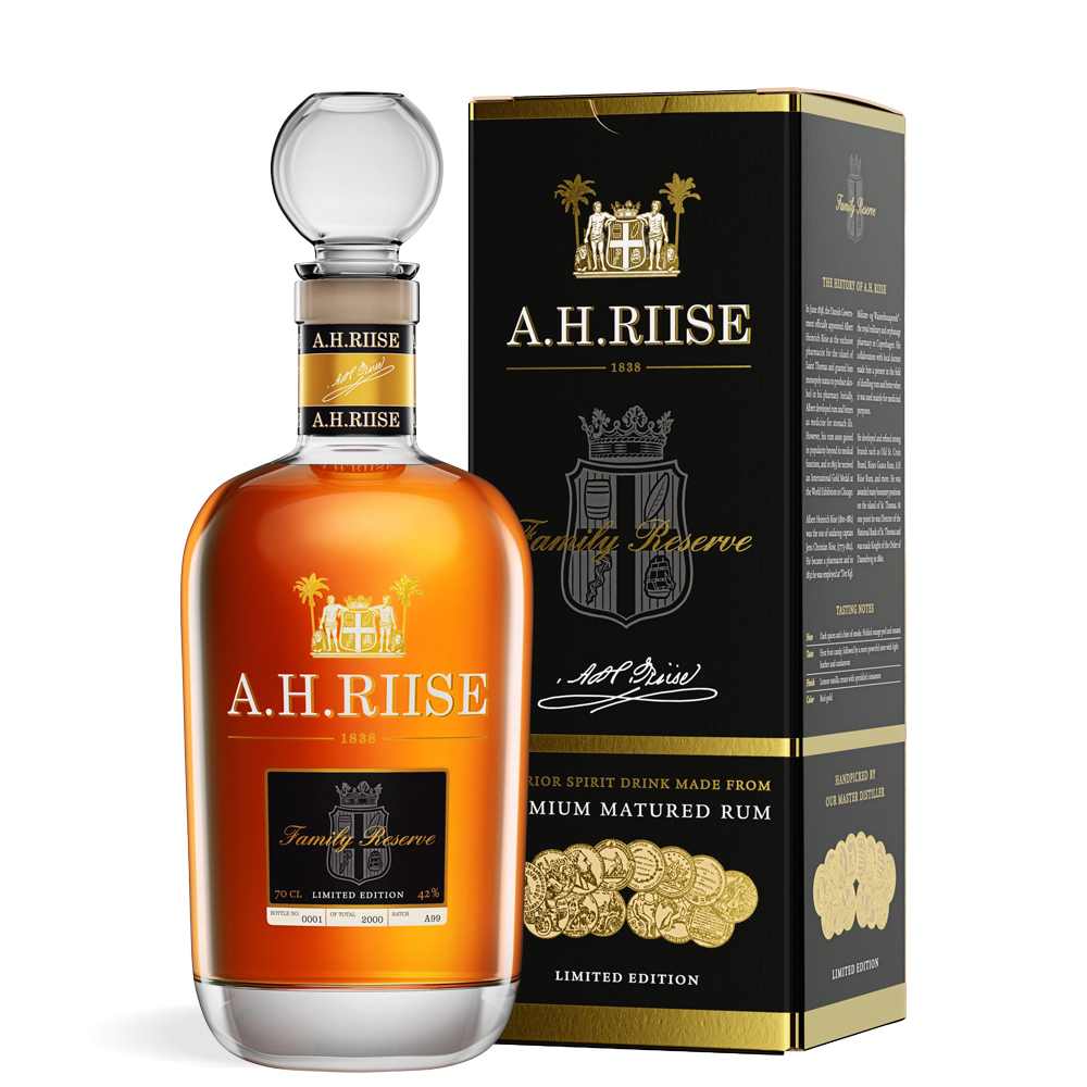 A.H. Riise Family Reserve Rum 0,7 L u elegantnoj tamnoj boci s pozlaćenim detaljima i luksuznom drvenom poklon kutijom.