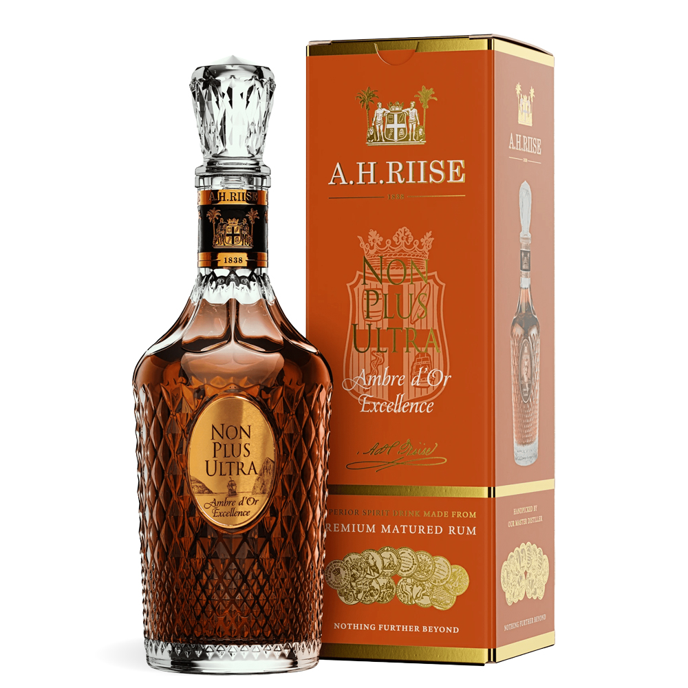 A.H. Riise Non Plus Ultra Ambre d’Or Excellence Rum 0,7 L u luksuznoj zlatnoj boci s kristalnim čepom i elegantnom poklon kutijom.
