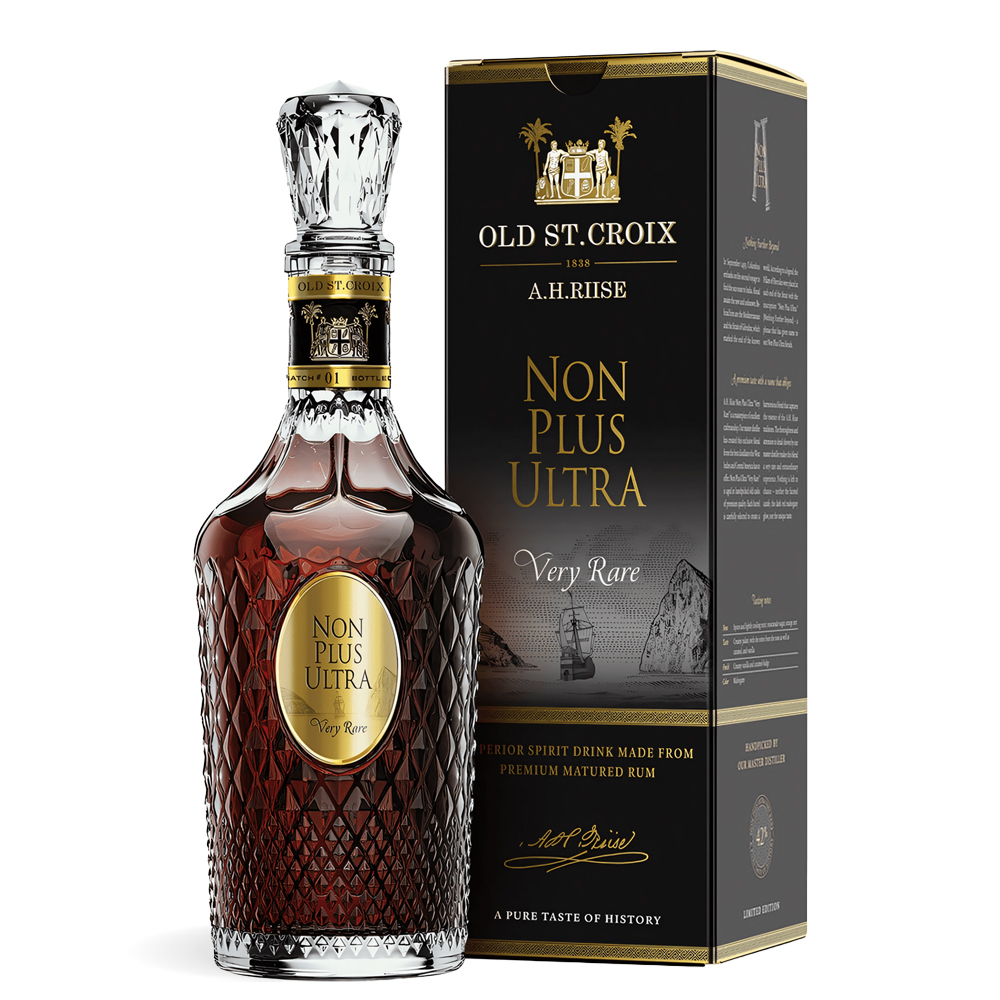 A.H. Riise Old St. Croix Non Plus Ultra Very Rare Rum 0,7 L u raskošnoj kristalnoj boci s tamnim jantarom i luksuznom poklon kutijom zlatnih detalja.