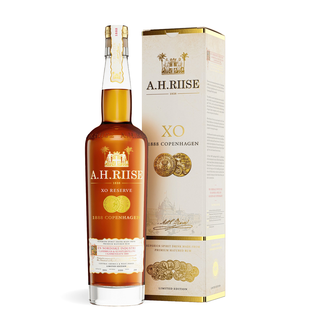 A.H. Riise XO 1888 Copenhagen Rum 0,7 L u elegantnoj tamnoj boci s pozlaćenim detaljima i profinjenom poklon kutijom.