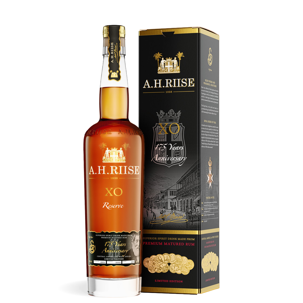 A.H. Riise XO Reserve 175 Years Anniversary Rum 0,7 L u elegantnoj tamnoj boci s pozlaćenim etiketama i luksuznom poklon kutijom.