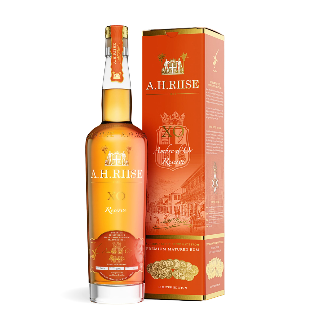 A.H. Riise XO Reserve Ambre d’Or Rum 0,7 L u elegantnoj zlatnoj boci s profinjenom etiketom i luksuznom poklon kutijom.