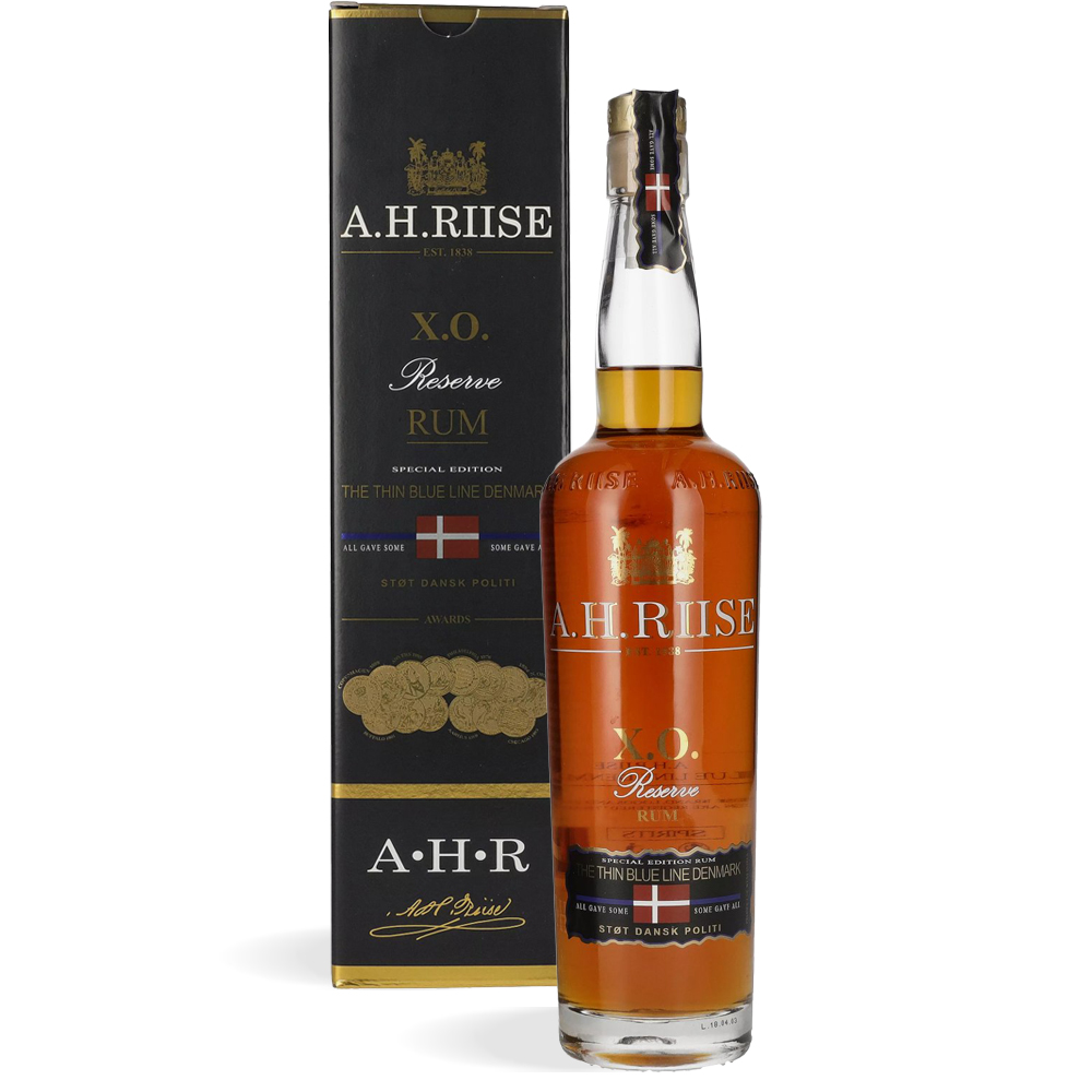 A.H. Riise XO Reserve The Thin Blue Line Denmark rum 0,7 L prikazan uz poklon kutiju tamnoplavih tonova i simbolične plave linije koja evocira hommage.