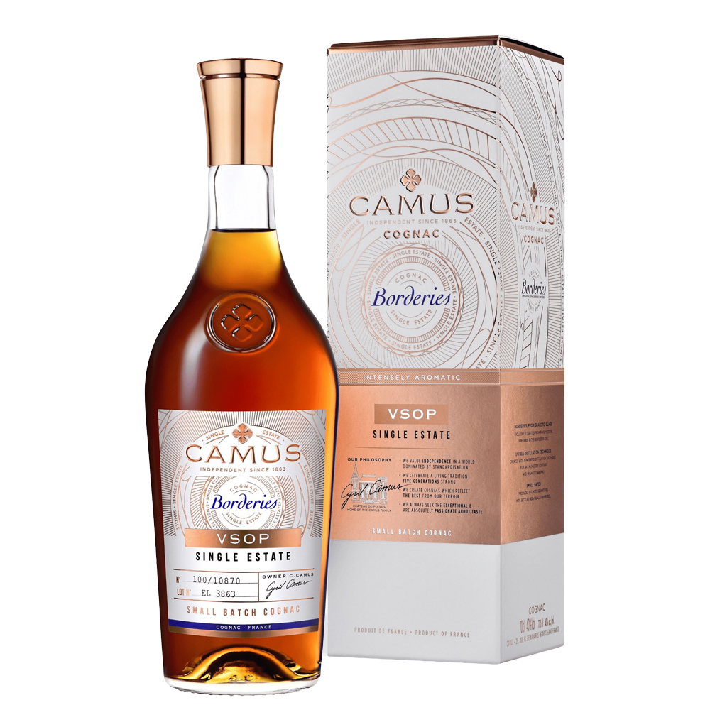Camus VSOP Borderies Single Estate Cognac 0,7 L u elegantnoj boci zlatne boje s profinjenim detaljima, smještenoj u luksuznu kutiju boje jantara.