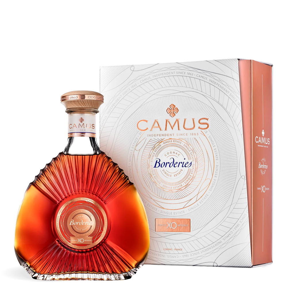 Camus XO Borderies Cognac 0,7 L u elegantnoj kristalnoj boci s jantarnozlatnim tonom, smještenoj u luksuznoj kutiji s profinjenim zlatnim detaljima.