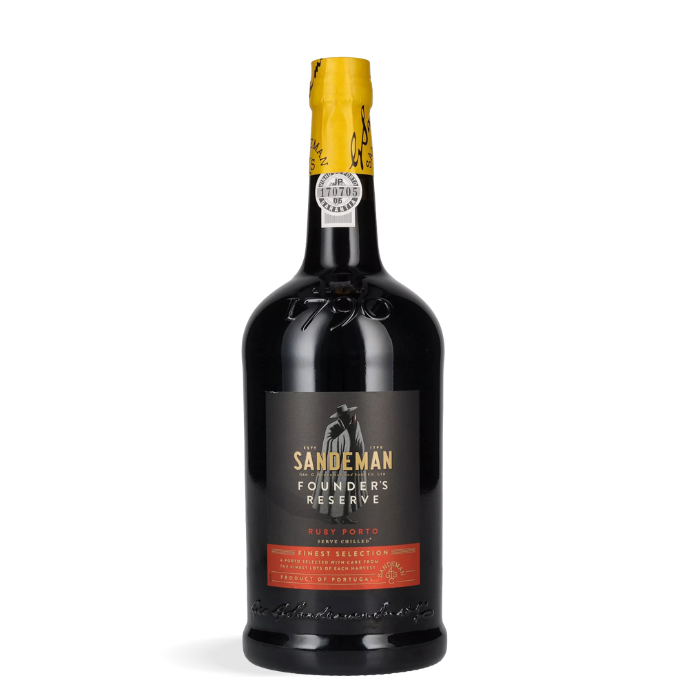 Sandeman Founder’s Reserve Ruby Porto 0,75 L u elegantnoj tamnoj boci s crvenim detaljima i prepoznatljivim logom Don Sandeman, smještenoj u profinjenoj kutiji.