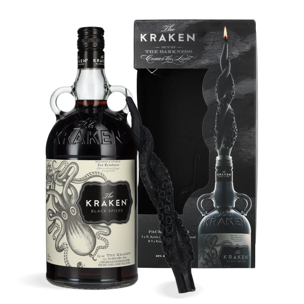The Kraken Black Spiced Rum 1 L prikazan uz elegantnu crnu kutiju i crnu svijeću