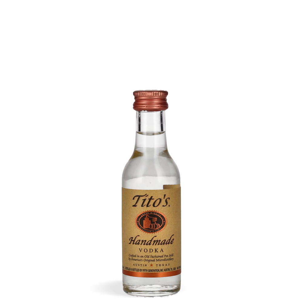 Tito’s Handmade Vodka 0,05 L u elegantnoj prozirnoj boci s narančastom etiketom i metalnim čepom.