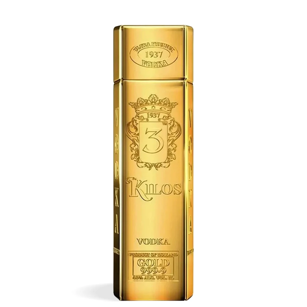 Zlatno pakiranje boce 3 Kilos Gold Vodke 0,7 L u obliku zlatne poluge, s jasno vidljivim reljefnim detaljima i luksuznim sjajem.