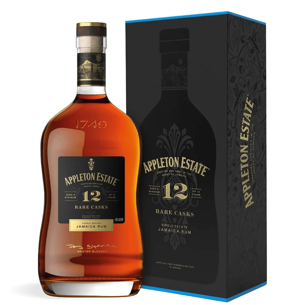 Appleton Estate 12 Year Old Rare Casks Rum 0,7 L prikazan uz elegantnu tamnu kutiju s naglašenim zlatnim detaljima.