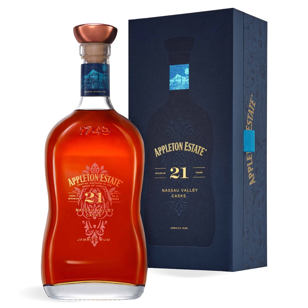 Appleton Estate 21 Years Old Nassau Valley Casks Rum 0,7 L prikazan uz tamnu luksuznu kutiju s plavim detaljima.