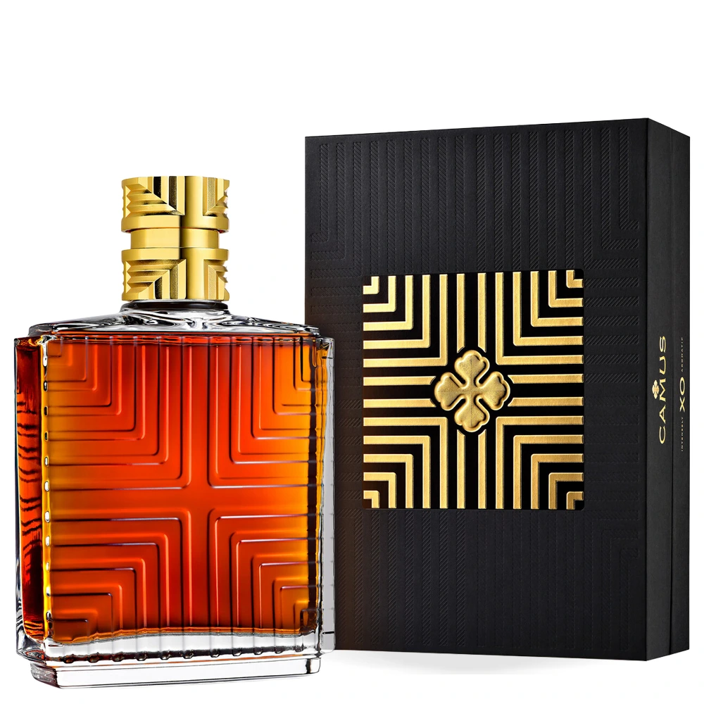 Camus XO Intensely Aromatic Cognac 0,7 l prikazan kao elegantna boca s luksuznom kutijom u toplim jantarnim tonovima.