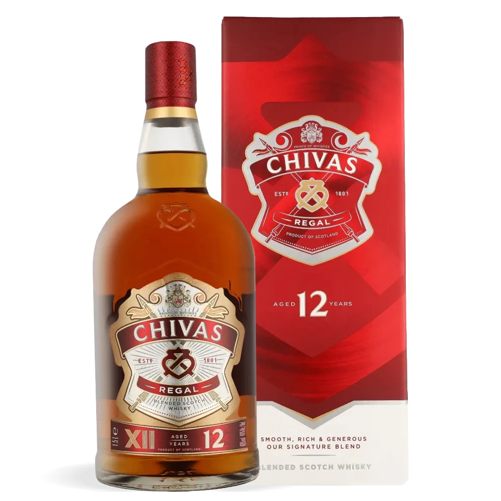 Chivas Regal 12 Years Old 1,5 L prikazan u visokoj staklenoj boci s prepoznatljivom zlatnom etiketom i luksuznom kutijom u pozadini.