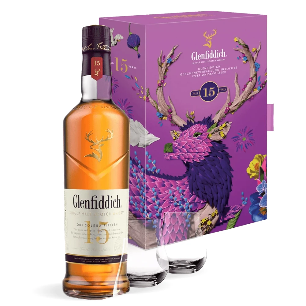 Glenfiddich 15 Years Old Solera Whisky 0,7 L prikazan uz dvije staklene čaše i luksuznu ljubičastu poklon kutiju u bogatim zlatnim tonovima.
