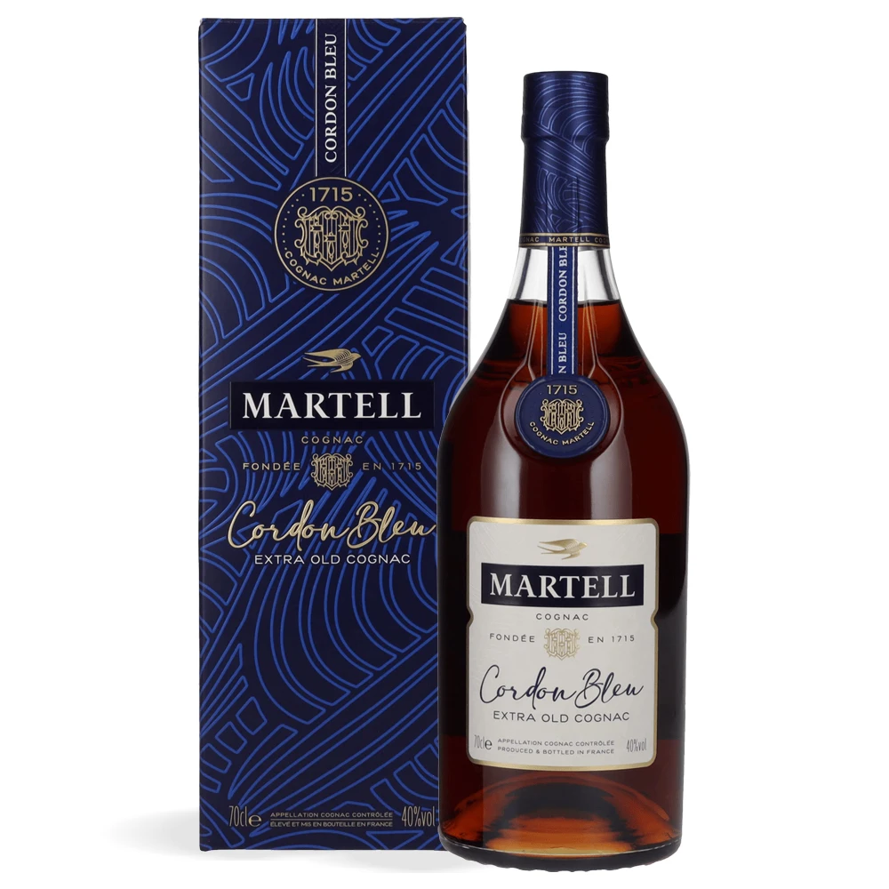 Martell Cordon Bleu Extra Old Cognac 0,7 L u luksuznoj plavoj boci s elegantnim zlatnim detaljima, smještenoj u profinjenu poklon kutiju.