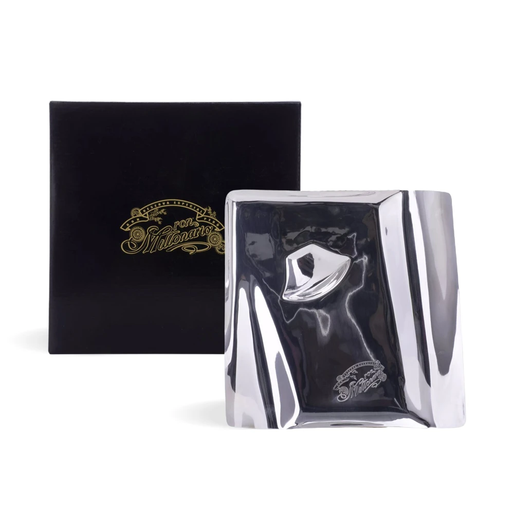 Luksuzni Ron Millonario komplet za posluživanje s poliranom posudom i crnom kutijom sa zlatnim logotipom.