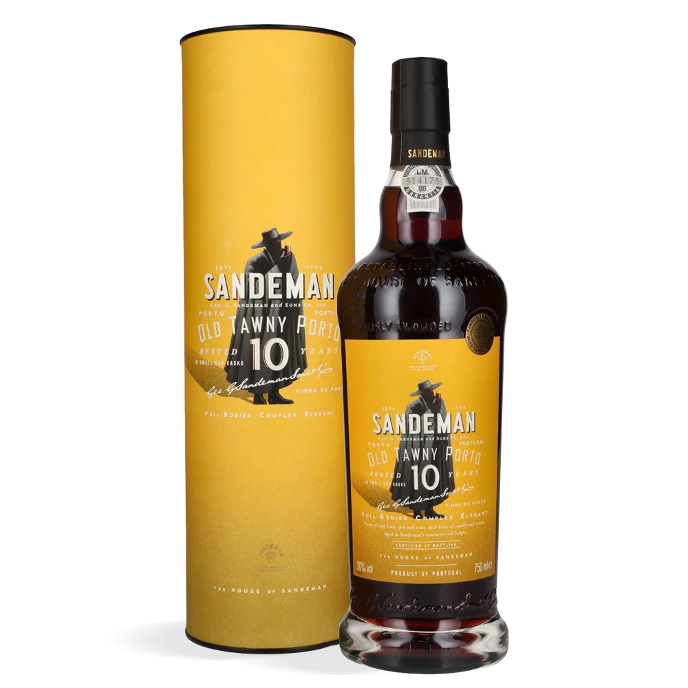 Sandeman 10 Years Old Tawny Port 0,75 L u elegantnoj jantarnoj boci s klasičnom etiketom i zlatnim detaljima, smještenoj u profinjenoj žutoj kutiji.