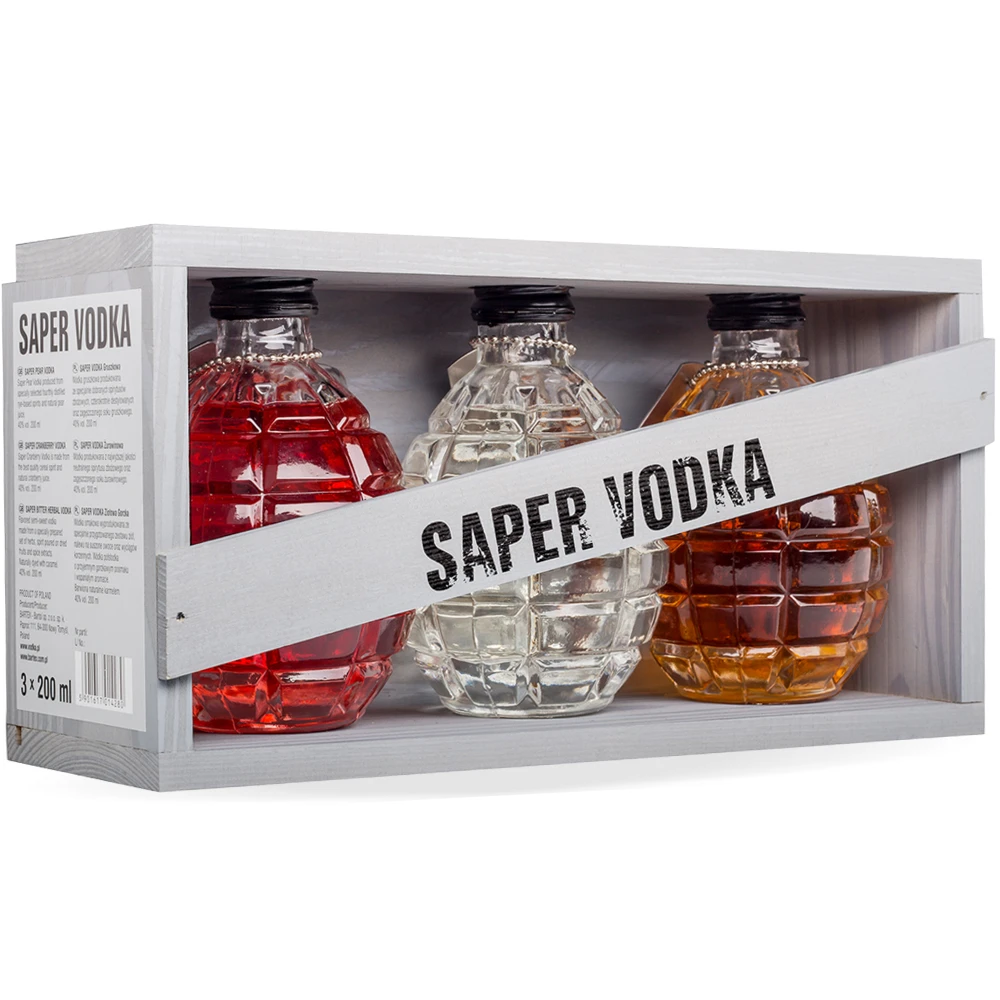 Saper Vodka Grenades 3x0,2 L prikazane u setu s tri granate u kolekcionarskom pakiranju.