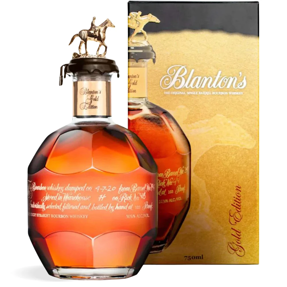 Boca Blanton’s Gold Edition Single Barrel Bourbon Whiskey 0,7 l prikazana sa zlatnom etiketom i čepom s figuricom trkaćeg konja.