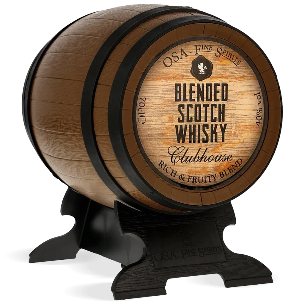 Old St. Andrews Clubhouse Blended Scotch Whisky 0,7 l prikazan u ambalaži oblikovanoj poput male drvene bačve.