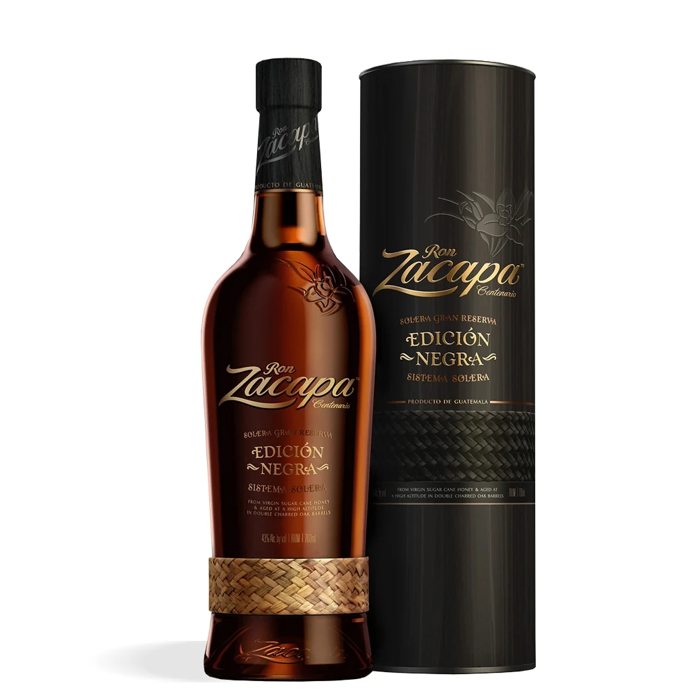 Boca Ron Zacapa Centenario Edición Negra Gran Reserva 0,7 l prikazana s tamnom etiketom i elegantnom kutijom.