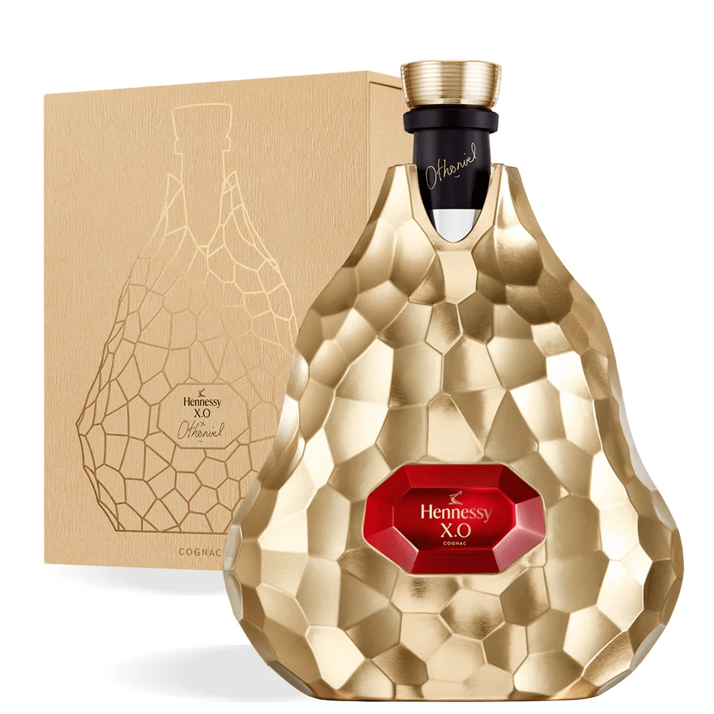 Hennessy XO Jean Michel Othoniel Cognac 0,7 L u umjetnički oblikovanoj luksuznoj boci s prepoznatljivim ornamentalnim motivima, smještenoj u elegantnu poklon kutiju s potpisom Jean Michel Othoniela.