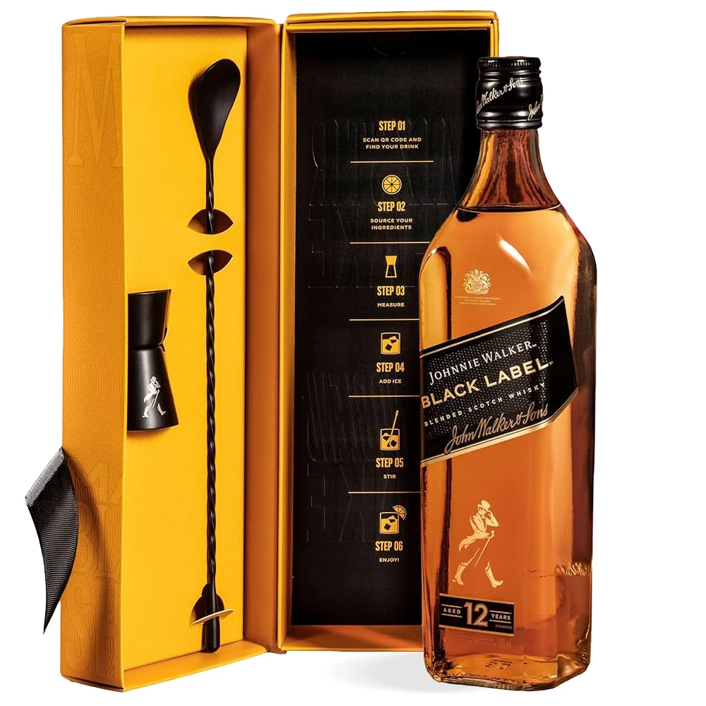 Johnnie Walker Black Label Cocktail Kit s bocom viskija 0,7 L, mjericom i miješalicom u elegantnom poklon pakiranju za pripremu koktela.