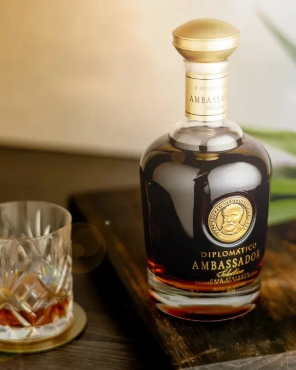 Boca Diplomatico Ambassador sa čašom ruma pokraj