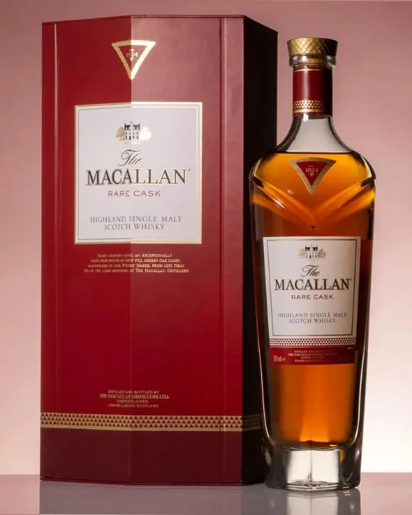 Boca The Macallan Rare Cask red pokraj svoje crvene ukrasne poklon kutije