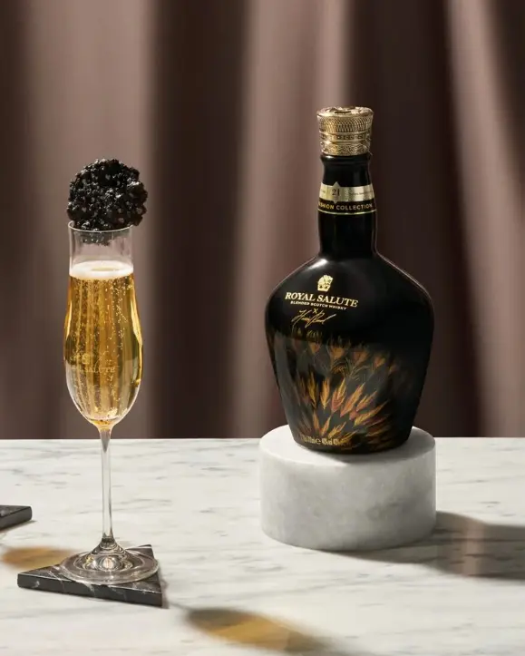 Chivas Royal Salute 21y Harris Reed Gold Edition limitirano izdanje sa čašom na slici