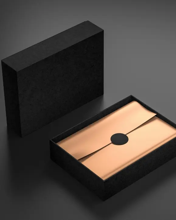 crna poklon kutija sa zlatnim papirom