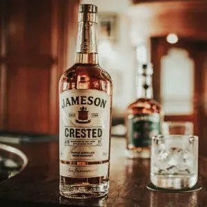 Boca Jameson Crested irskog whiskeya i čaša kraj nje