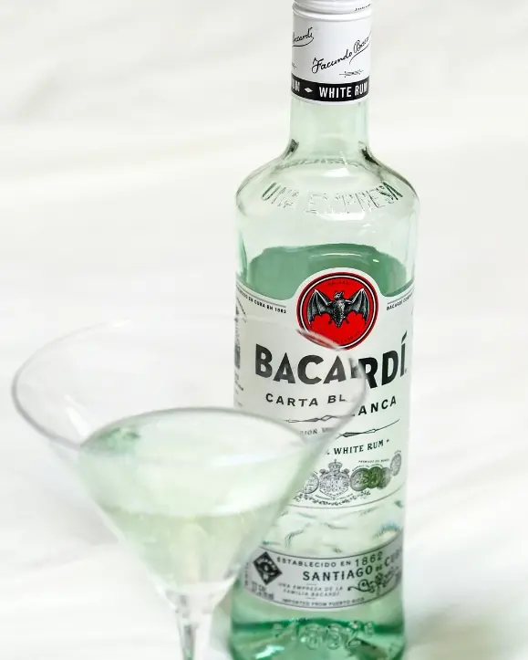 Boca Bacardi Carta Blanca ruma u pozadini, naprijed čaša